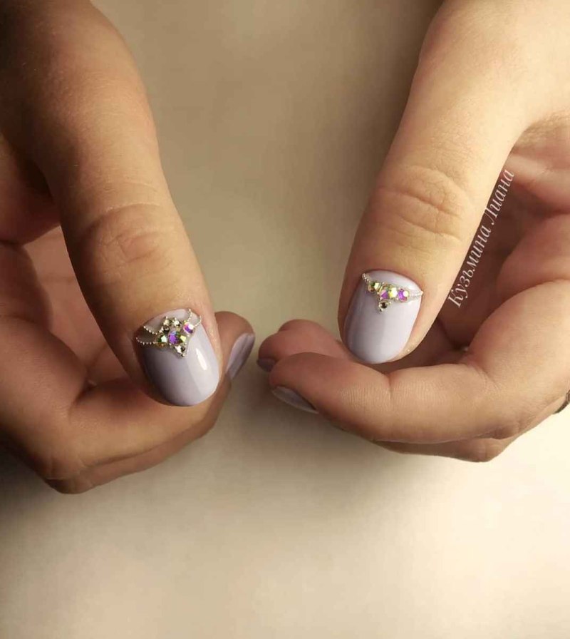 Маникюр со стразами и блестками
