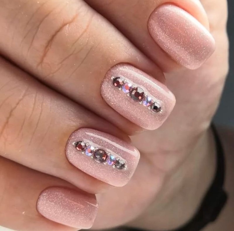 Маникюр со стразами