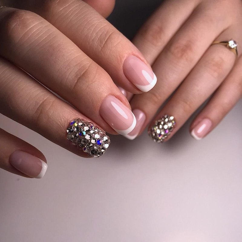 Маникюр со стразами