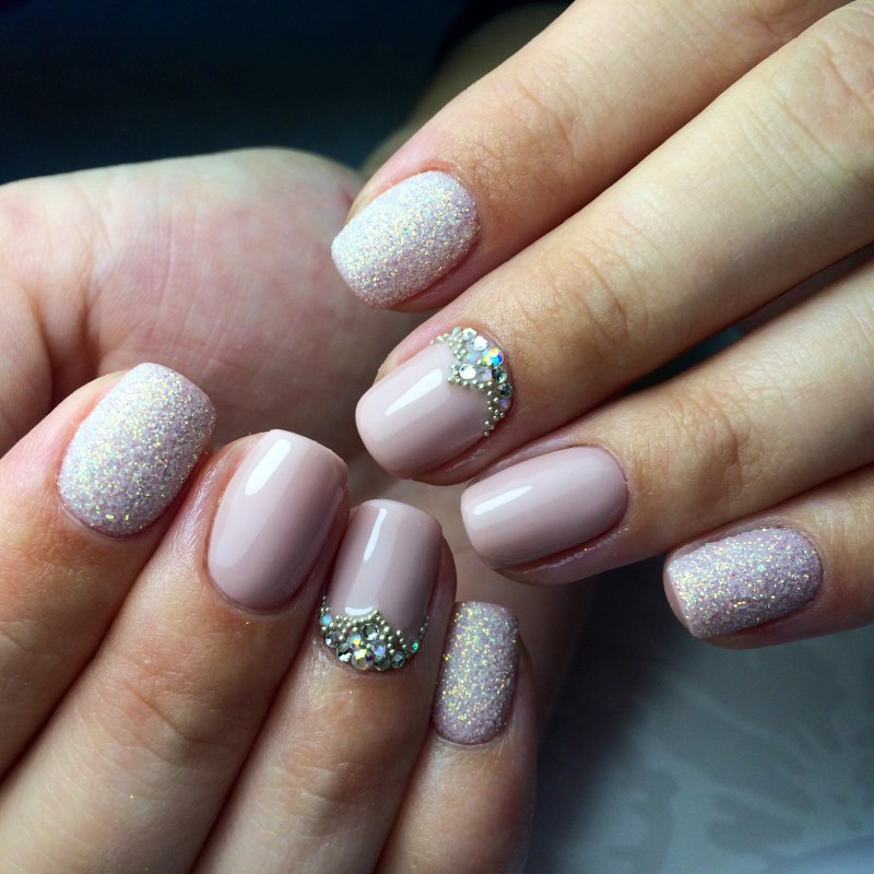 Маникюр на короткие ногти сотстразами