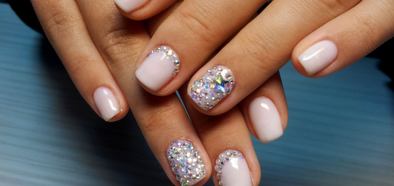 Маникюр с бульонками на короткие ногти