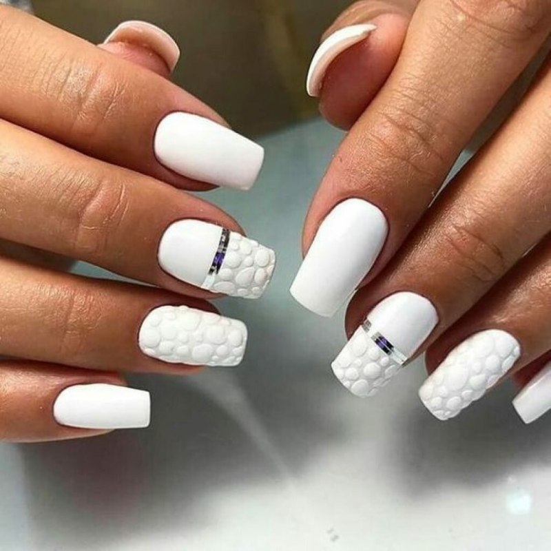 Белый маникюр с дизайном