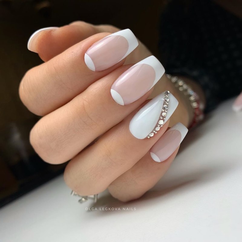 Французский маникюр со стразами