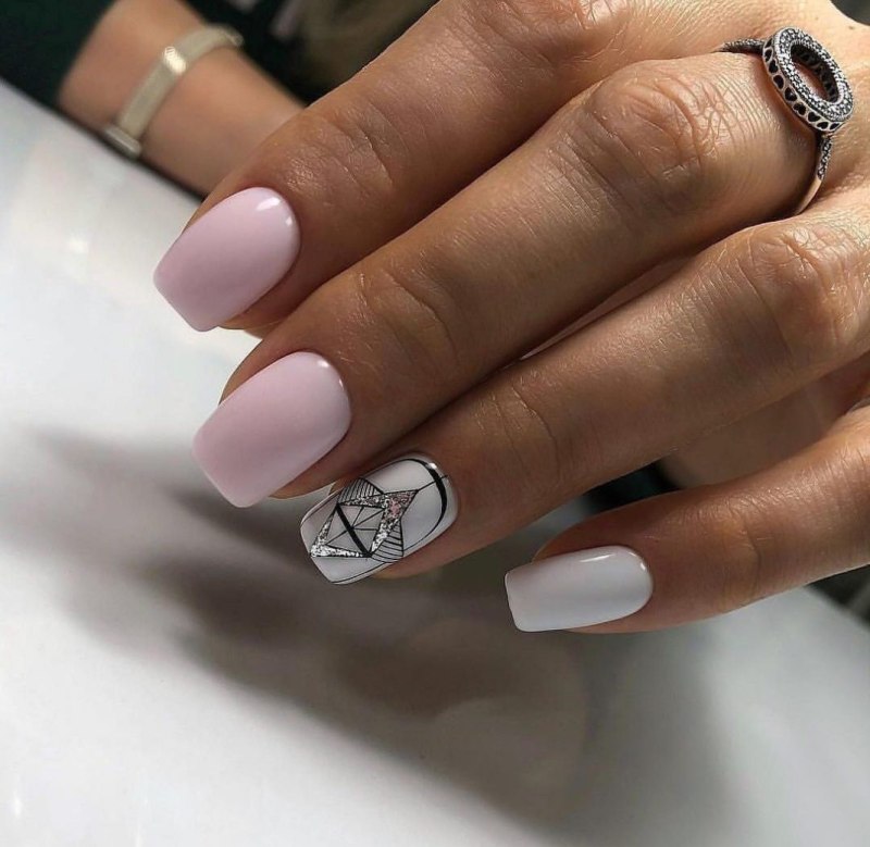 Белый маникюр с геометри