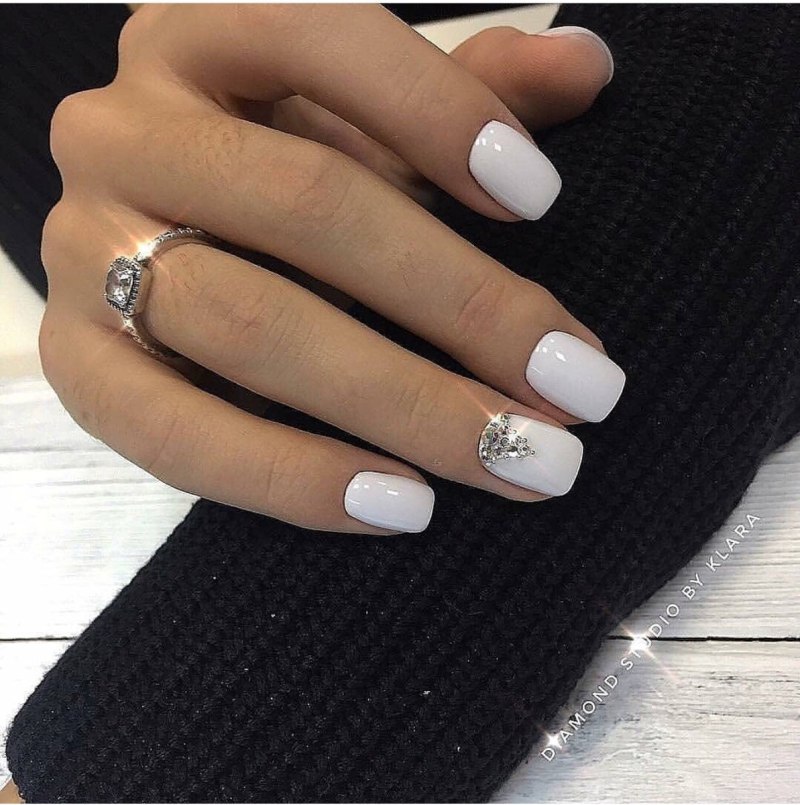 Стильный белый маникюр