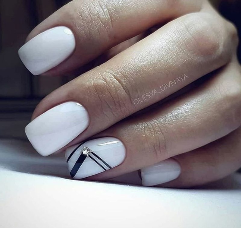 Молочный маникюр на короткие ногти квадратной формы