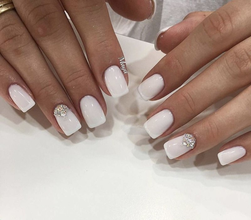 Белый гель лак на ногтях