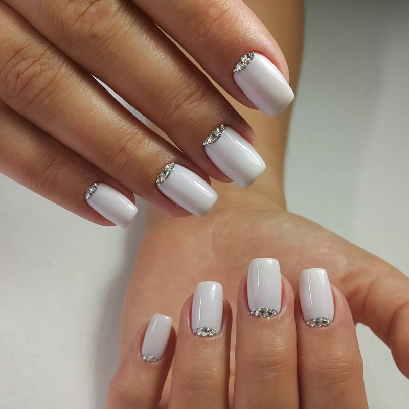 Белый маникюр со стразами