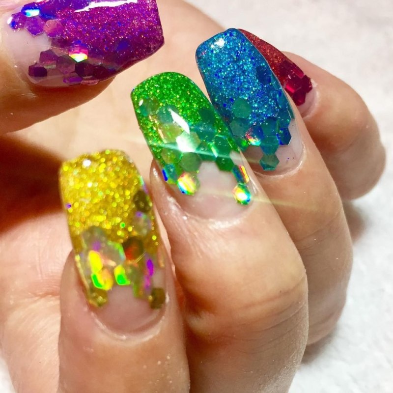 Яркие блестящие ногти