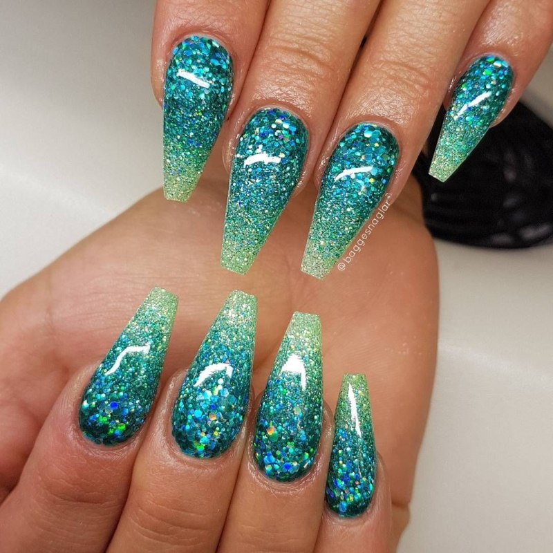 Маникюр с крупными блестками