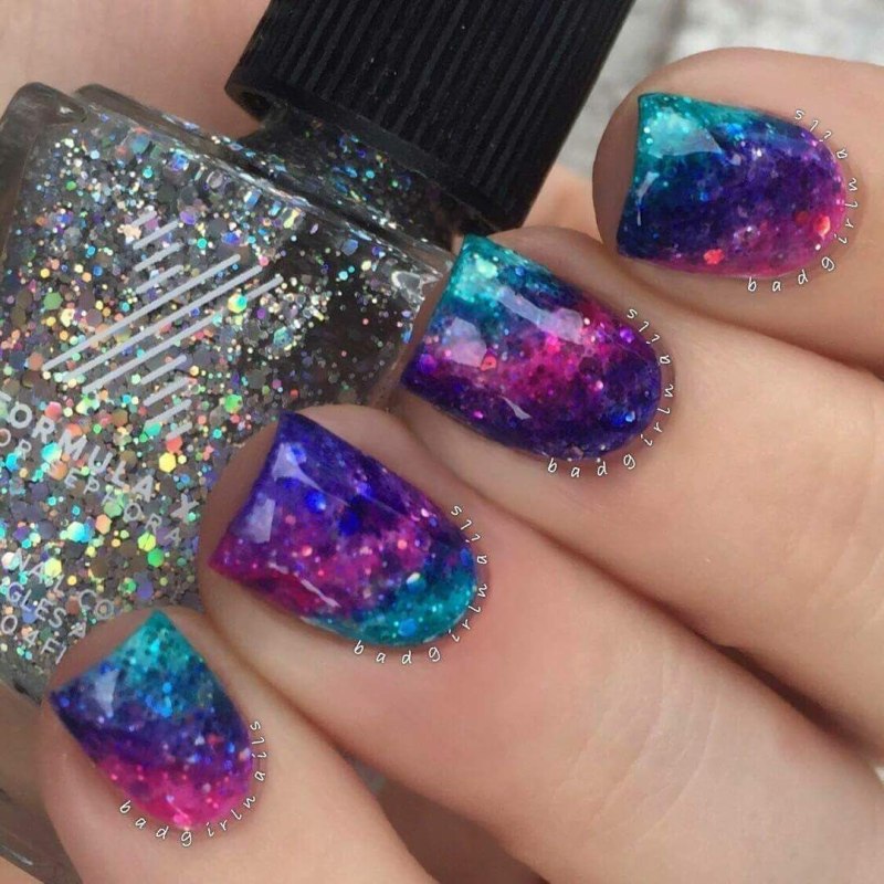 Яркий маникюр с блестками