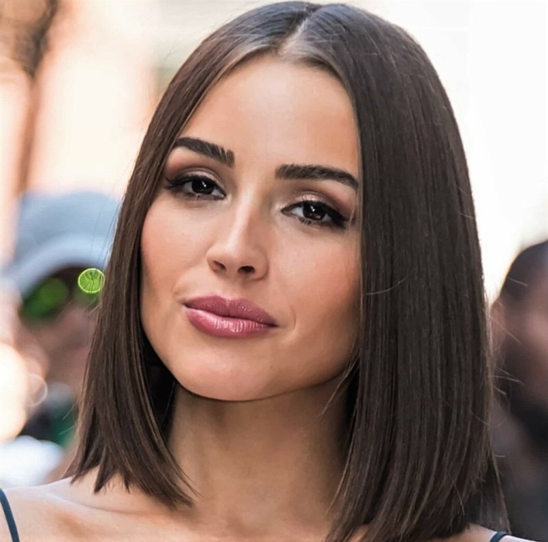 Каре с ровным срезом с челкой на две стороны