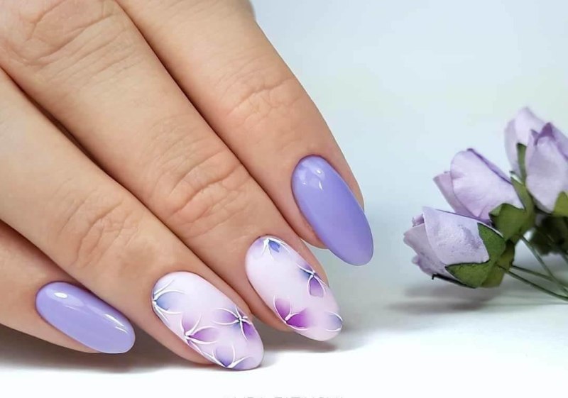 Маникюр с акварельными цветами