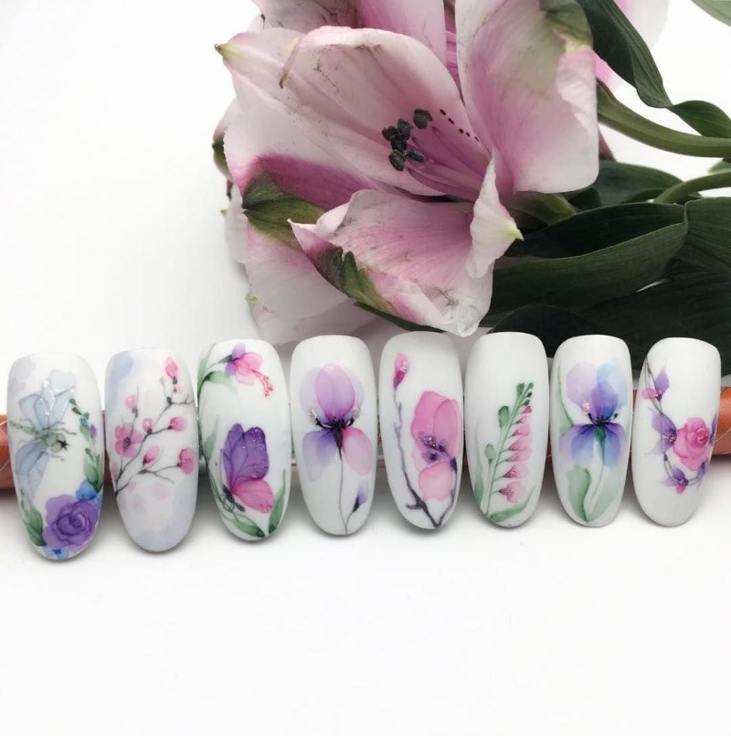 Яркий мраморный маникюр