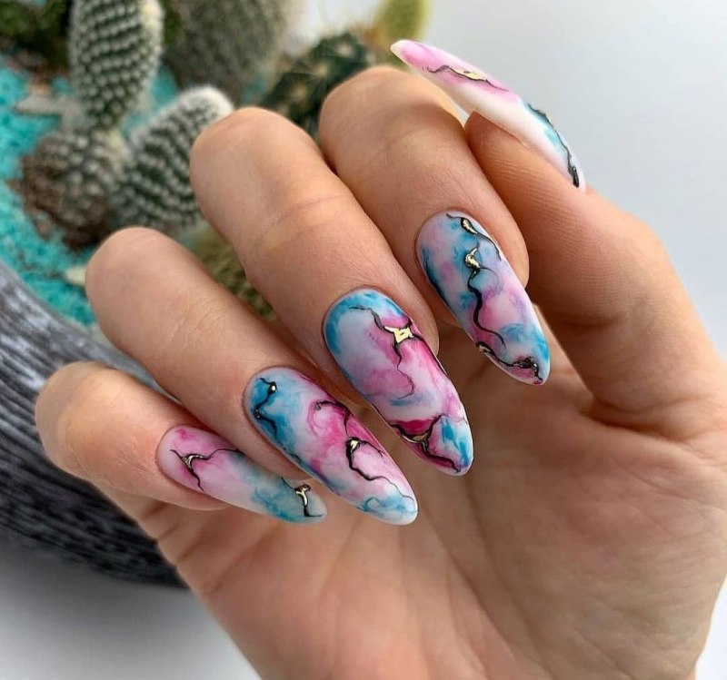 Маникюр с акварельными цветами