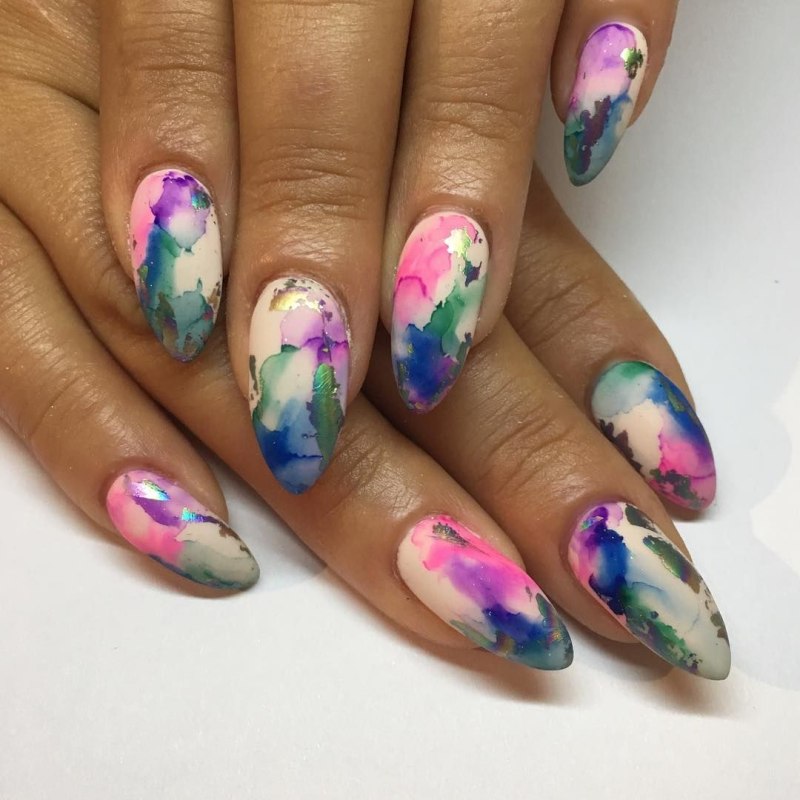 Нежный маникюр с акварелью