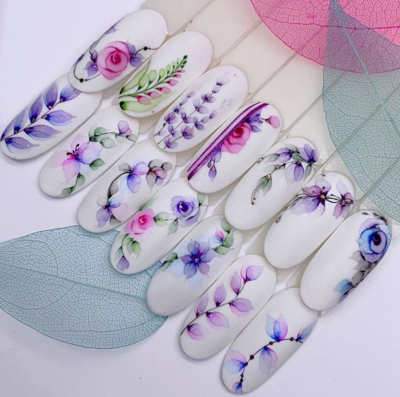 Маникюр с акварельными цветами