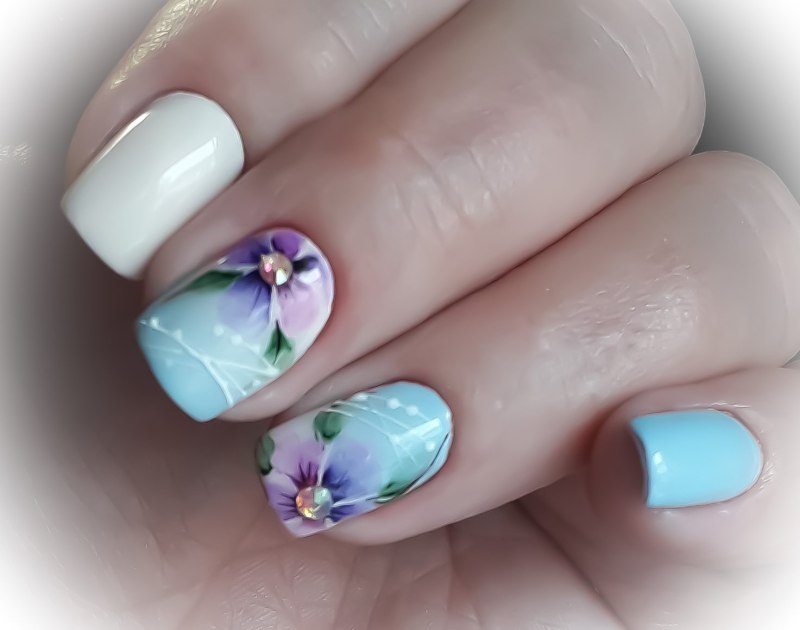 Цветы акварелью на ногтях