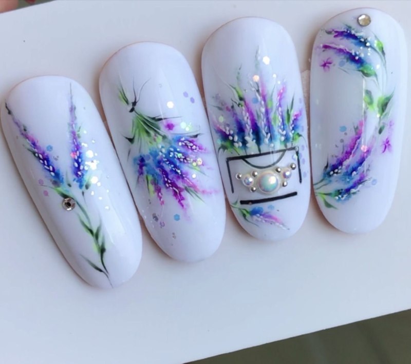 Белый маникюр с цветочками