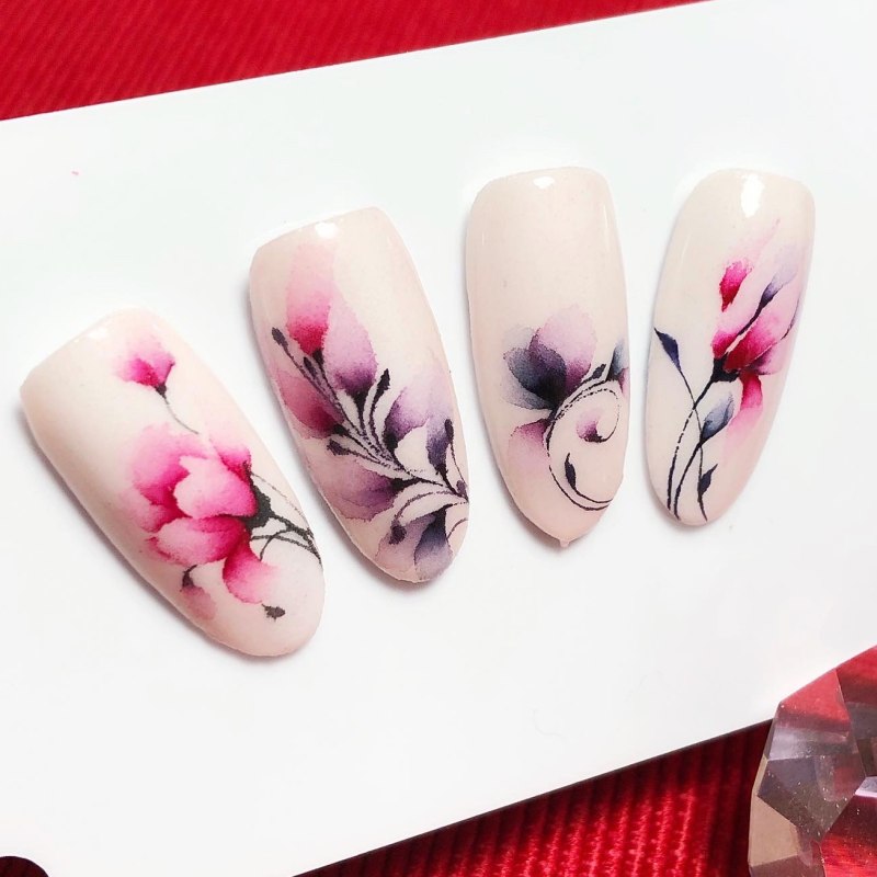 Ауварельнаяроспись на ногтях