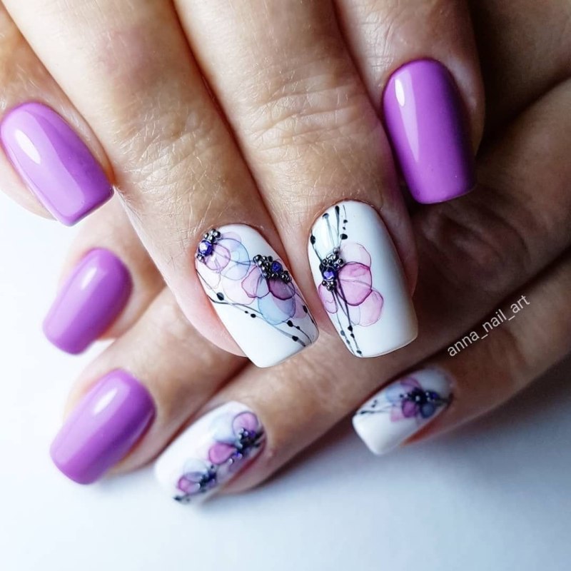Маникюр с акварельными цветами