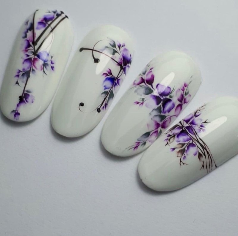 Маникюр с акварельными цветами