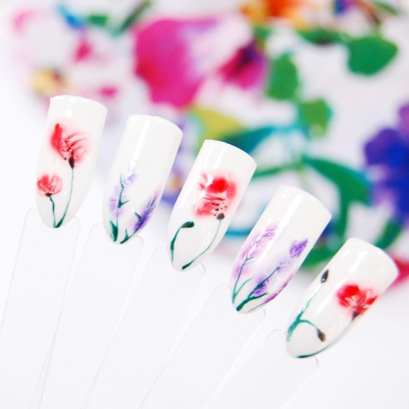 Цветы акварелью на ногтях