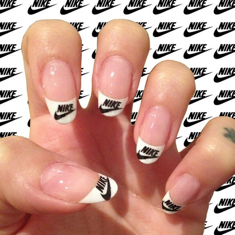 Французский маникюр с надписями