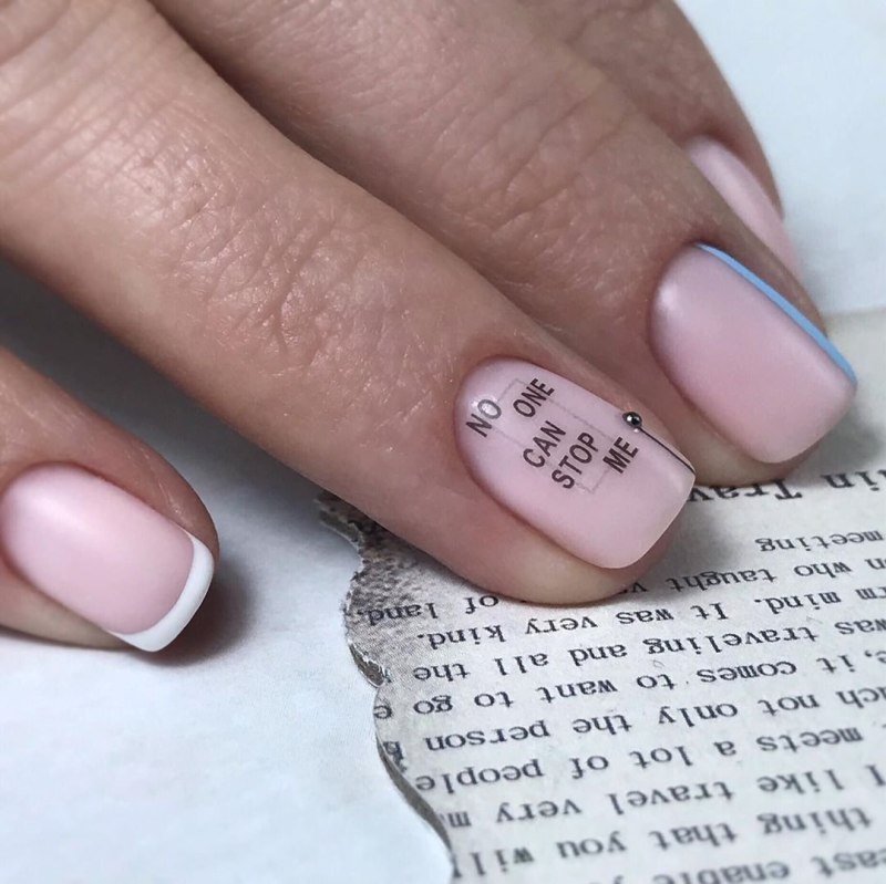 Ногти светлые с наклейками