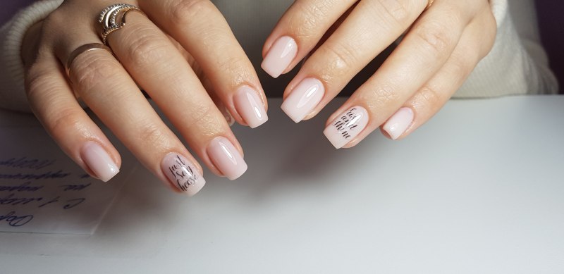 Нюдовый маникюр с надписями