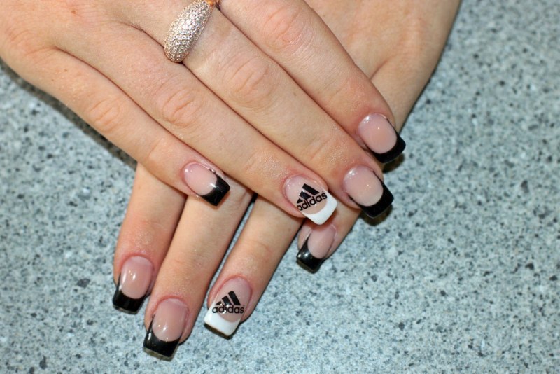 Французский маникюр с надписями на ногтях