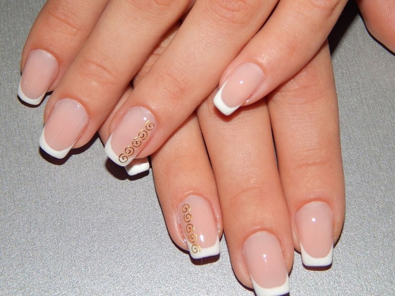 Молочный маникюр на короткие квадратные ногти