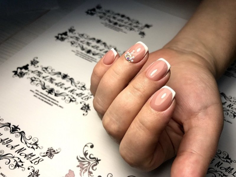 Маникюр французский с рисунком