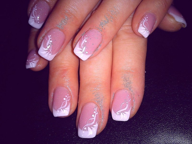 Французский маникюр с надписями