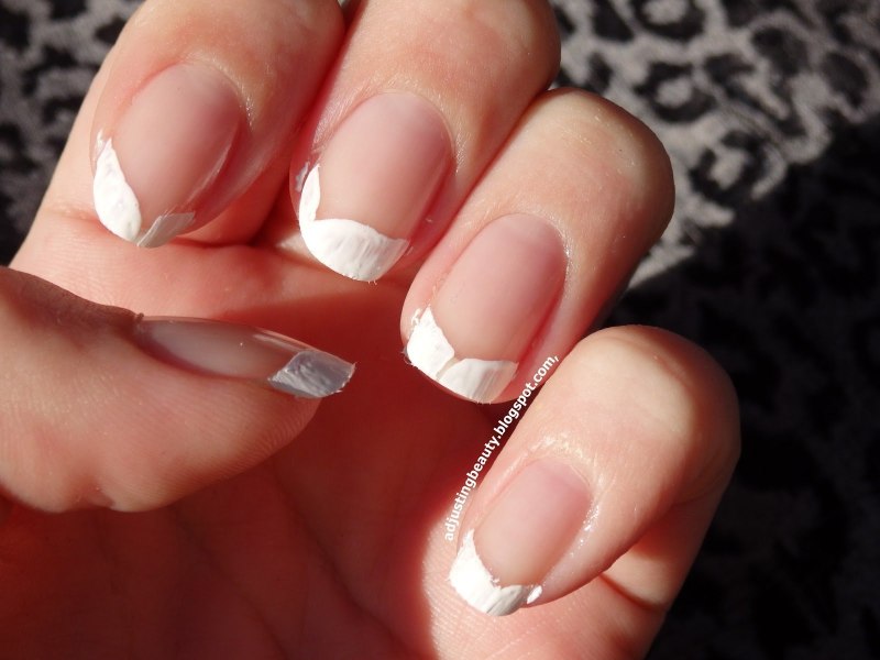 Маникюр на миндалевидные ногти с надписями