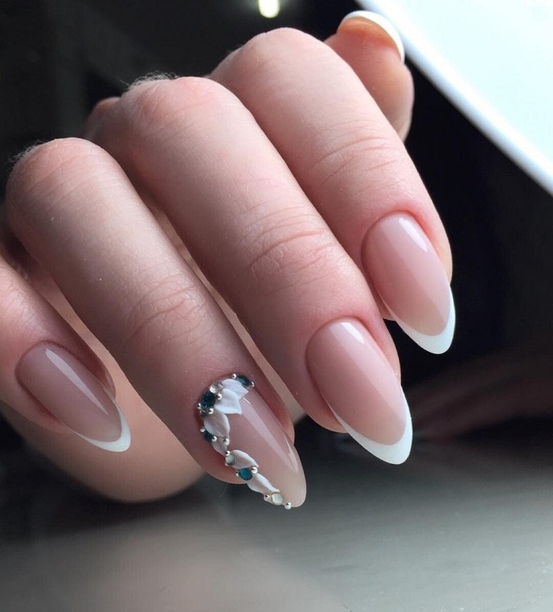 Френч маникюр с буквами