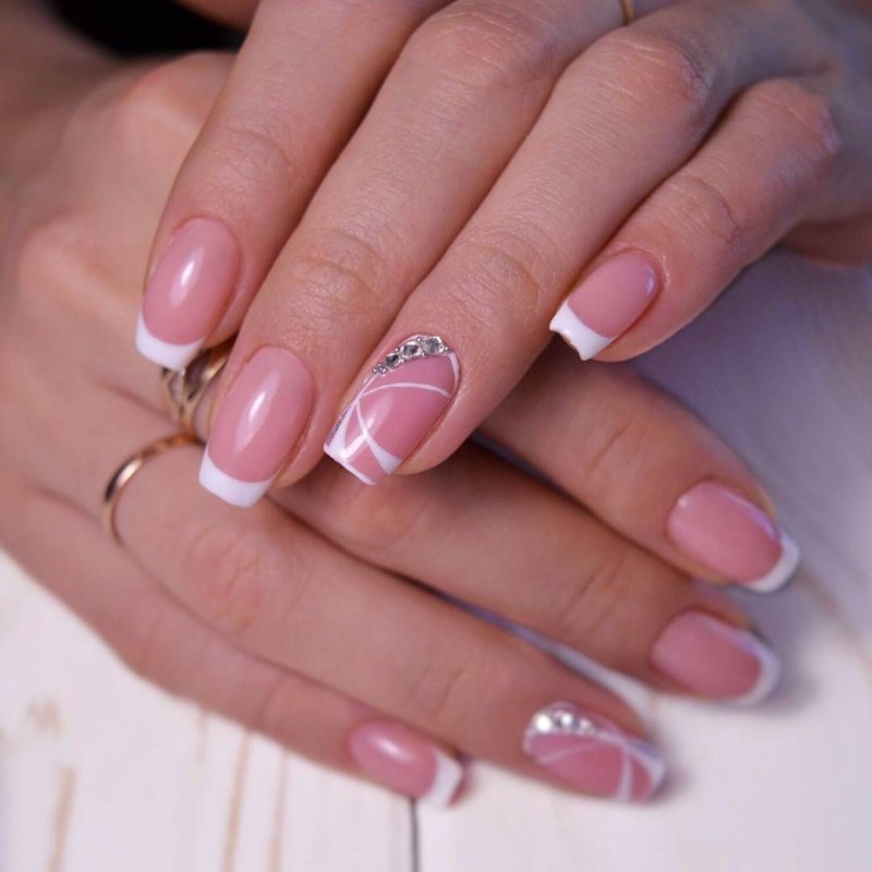 Стандартный френч на ногтях на свадьбу