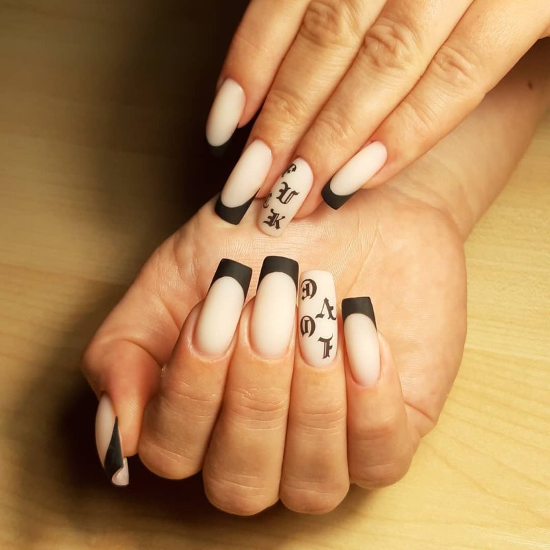 Белые ногти с черным френчем квадрат