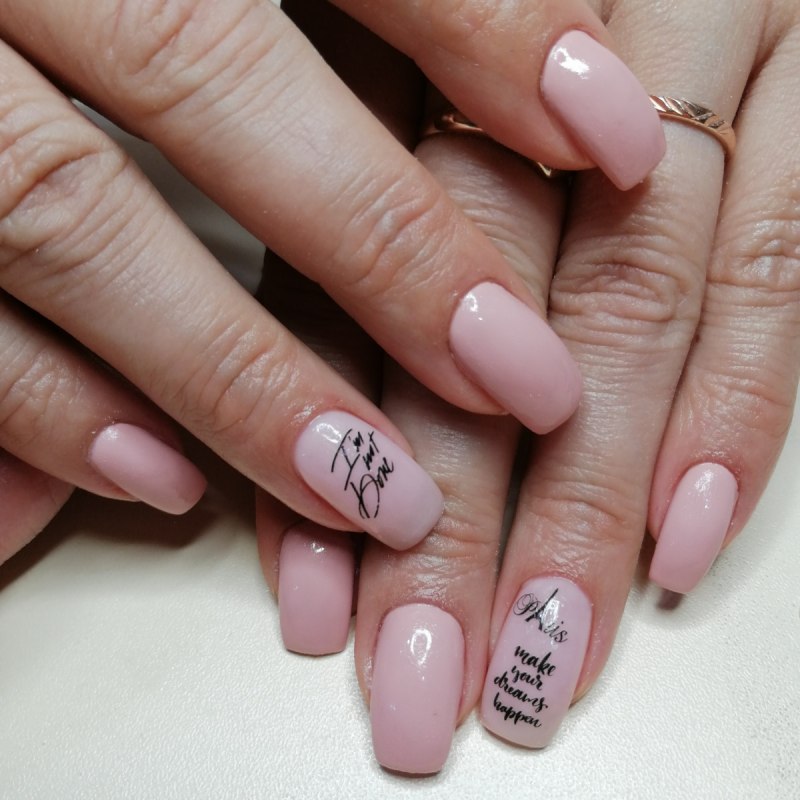 Красивый маникюр с надписями