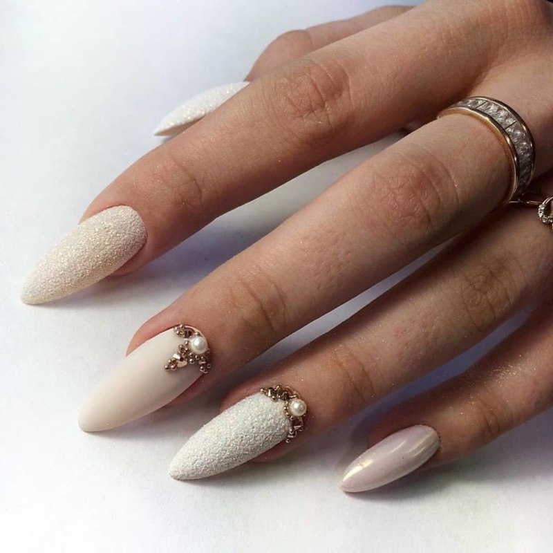 Свадебные ногти миндальной формы