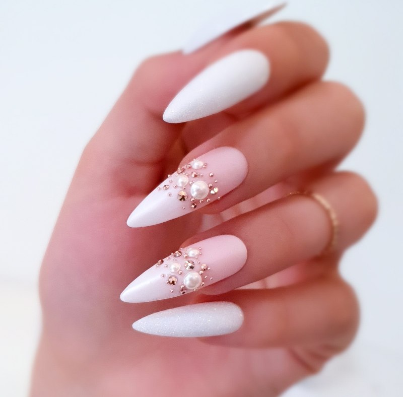 Французский маникюр миндаль миндалевидные