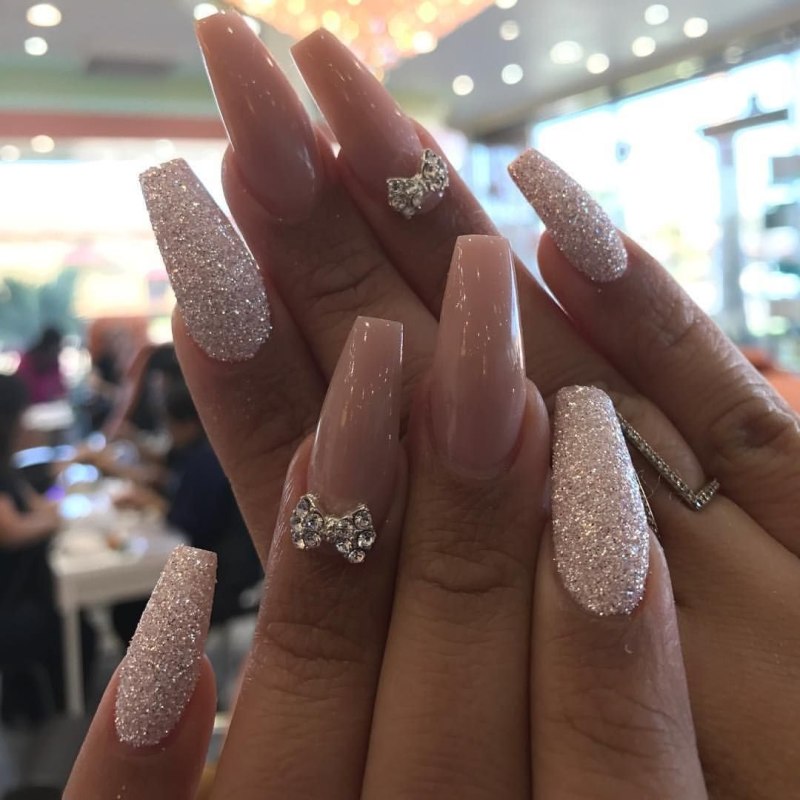 Свадебный маникюр на миндальную форму