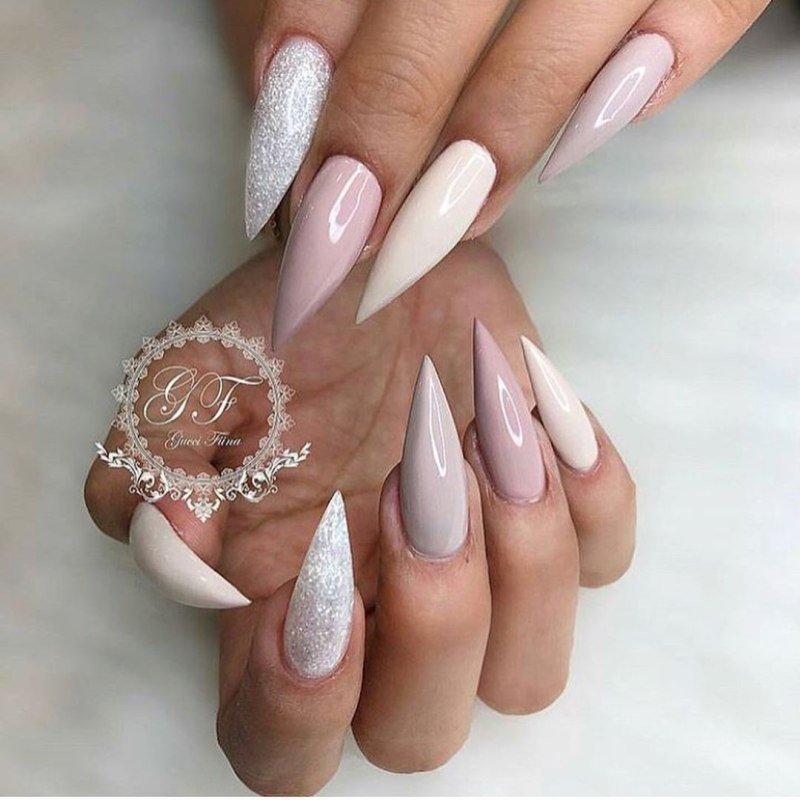 Белый маникюр на миндалевидных ногтях