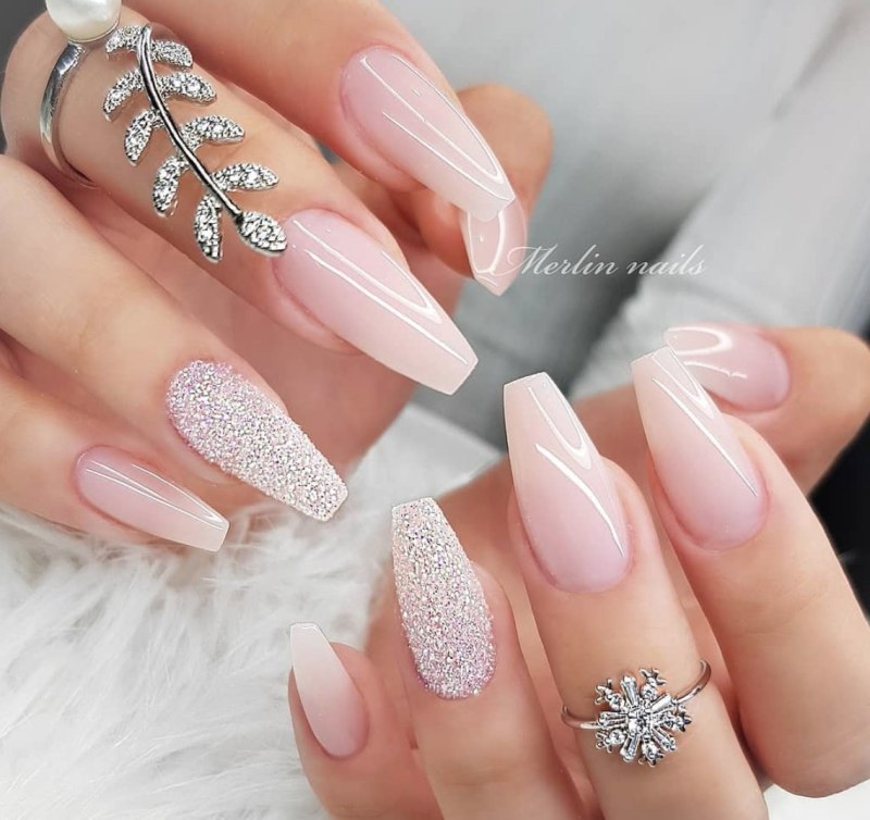 Свадебные ногти миндаль