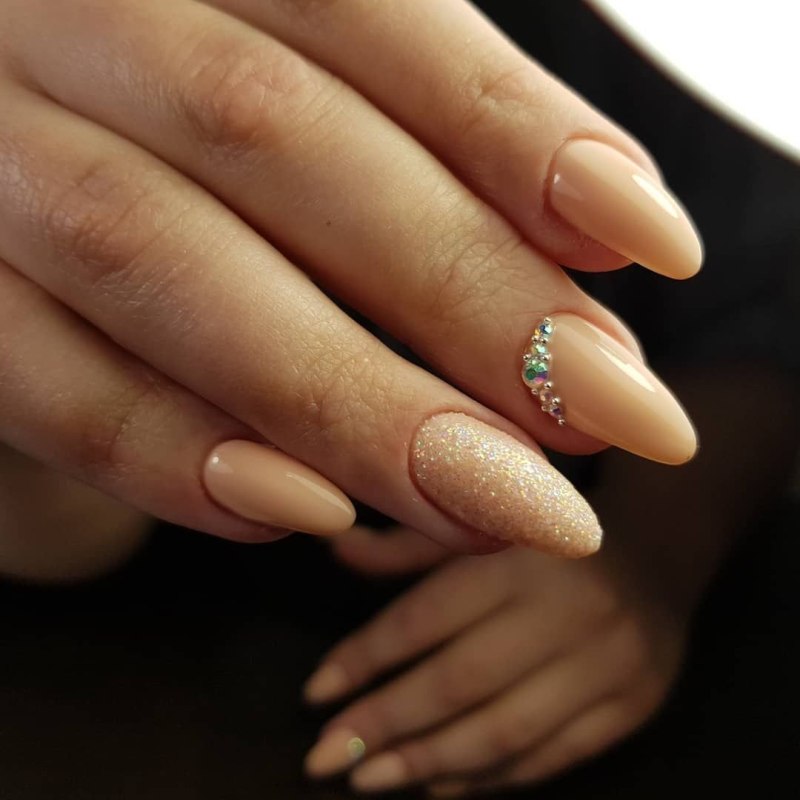 Белые острые ногти