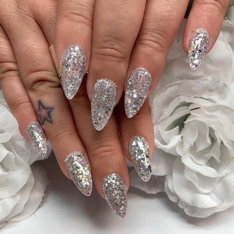 Нюдовый маникюр френч миндаль