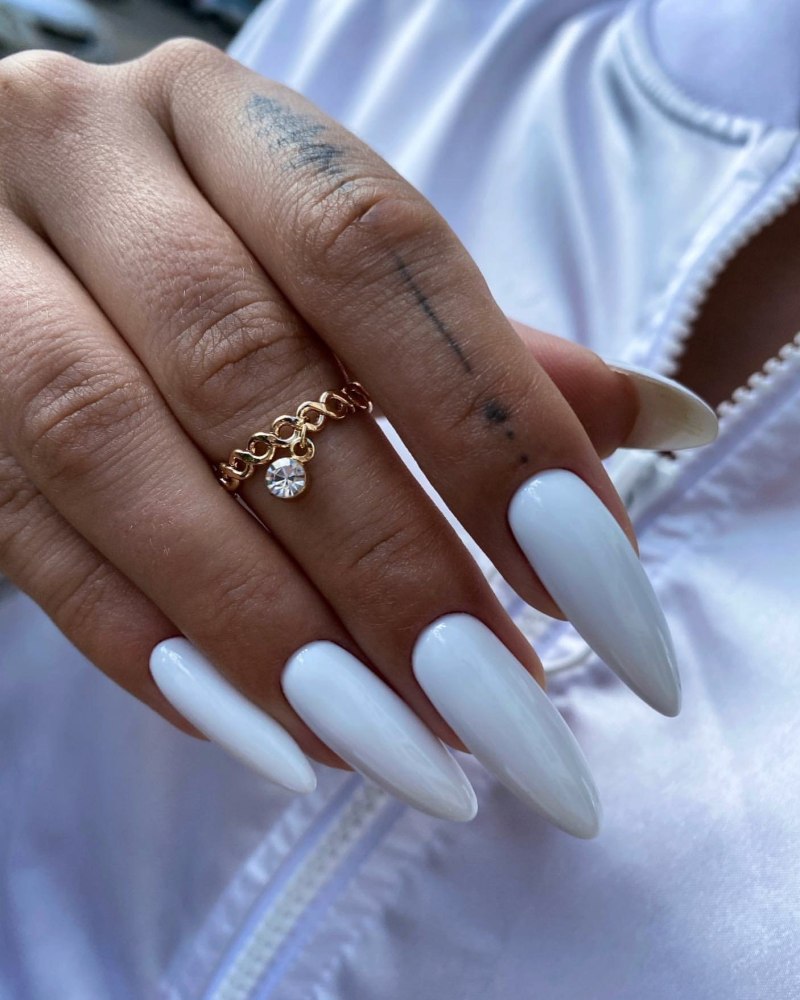 Френч омбре на миндалевидных ногтях