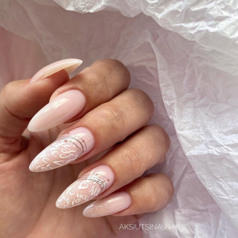 Белый френч на миндалевидных ногтях 2022