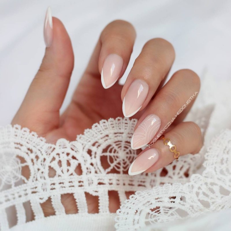 Белый маникюр на миндалевидных ногтях