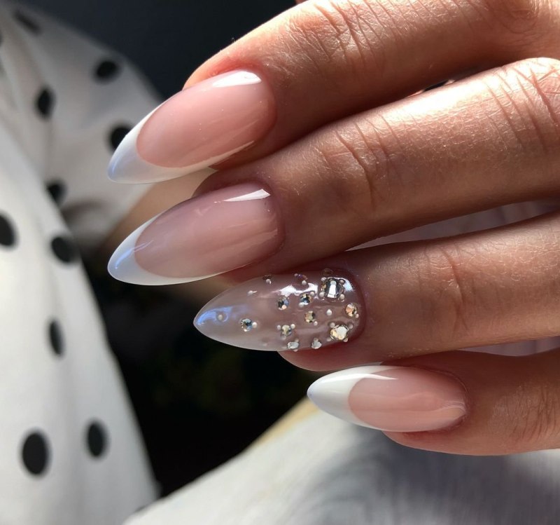 Свадебный маникюр на острые ногти